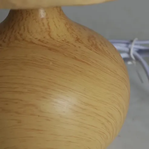 lampara sobremesa marron rattan