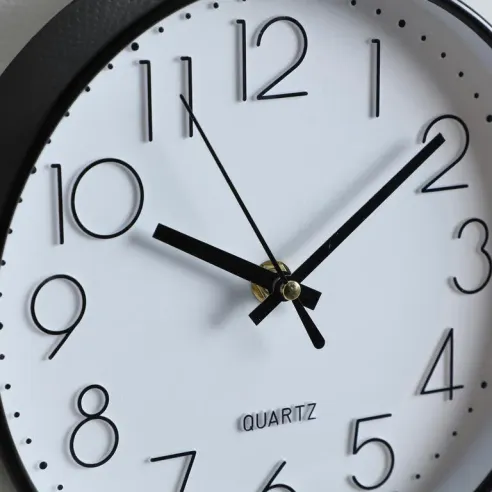 reloj pared blanco y negro