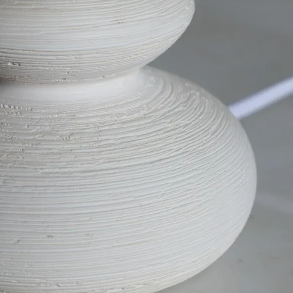 lampara sobremesa blanca rattan