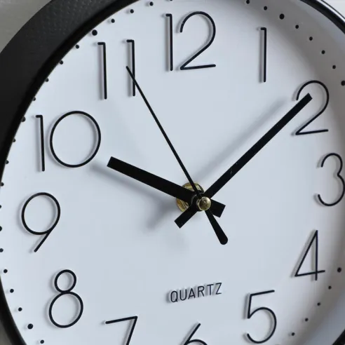 reloj pared blanco y negro